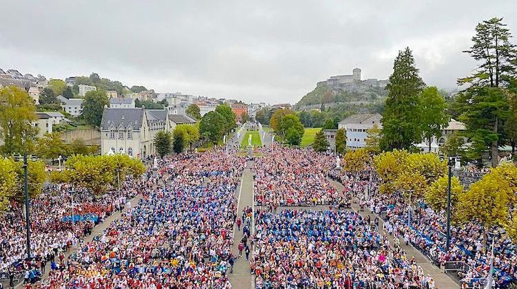 MARÉE DE FIDÈLES - 20.000 pèlerins pour le Rosaire à Lourdes